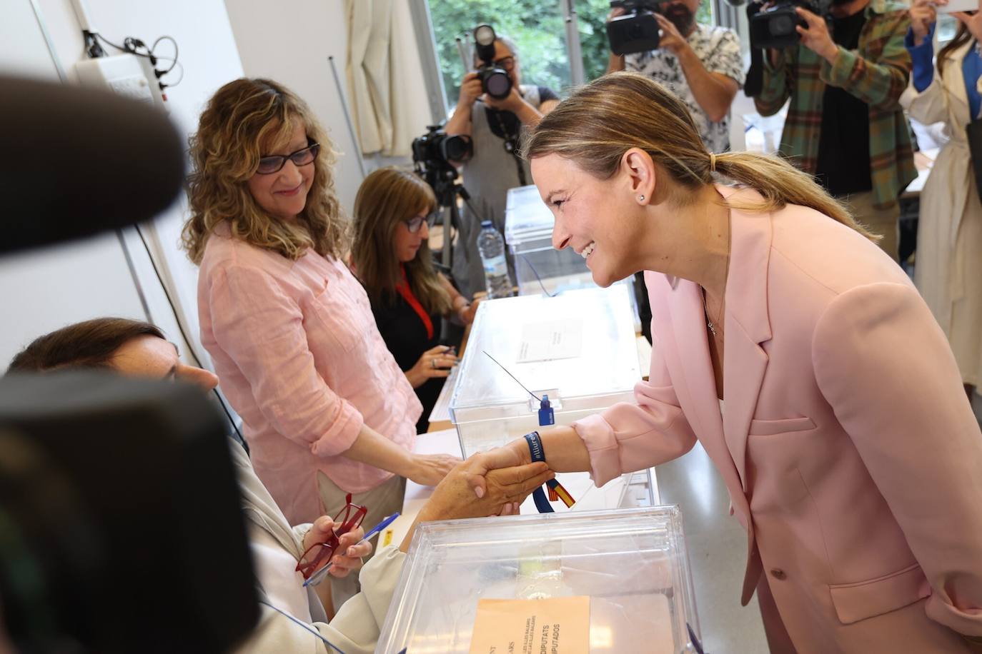 La candidata del PP a la Presidencia de Baleares, Marga Prohens ejerce el derecho a voto este domingo en Palma de Mallorca, Baleares