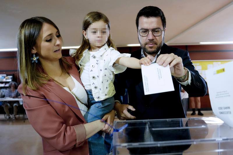 El presidente de la Generalitat, Pere Aragonès junto a su mujer y su hija ejerce su derecho al voto en un colegio electoral de Pineda del Mar, Barcelona