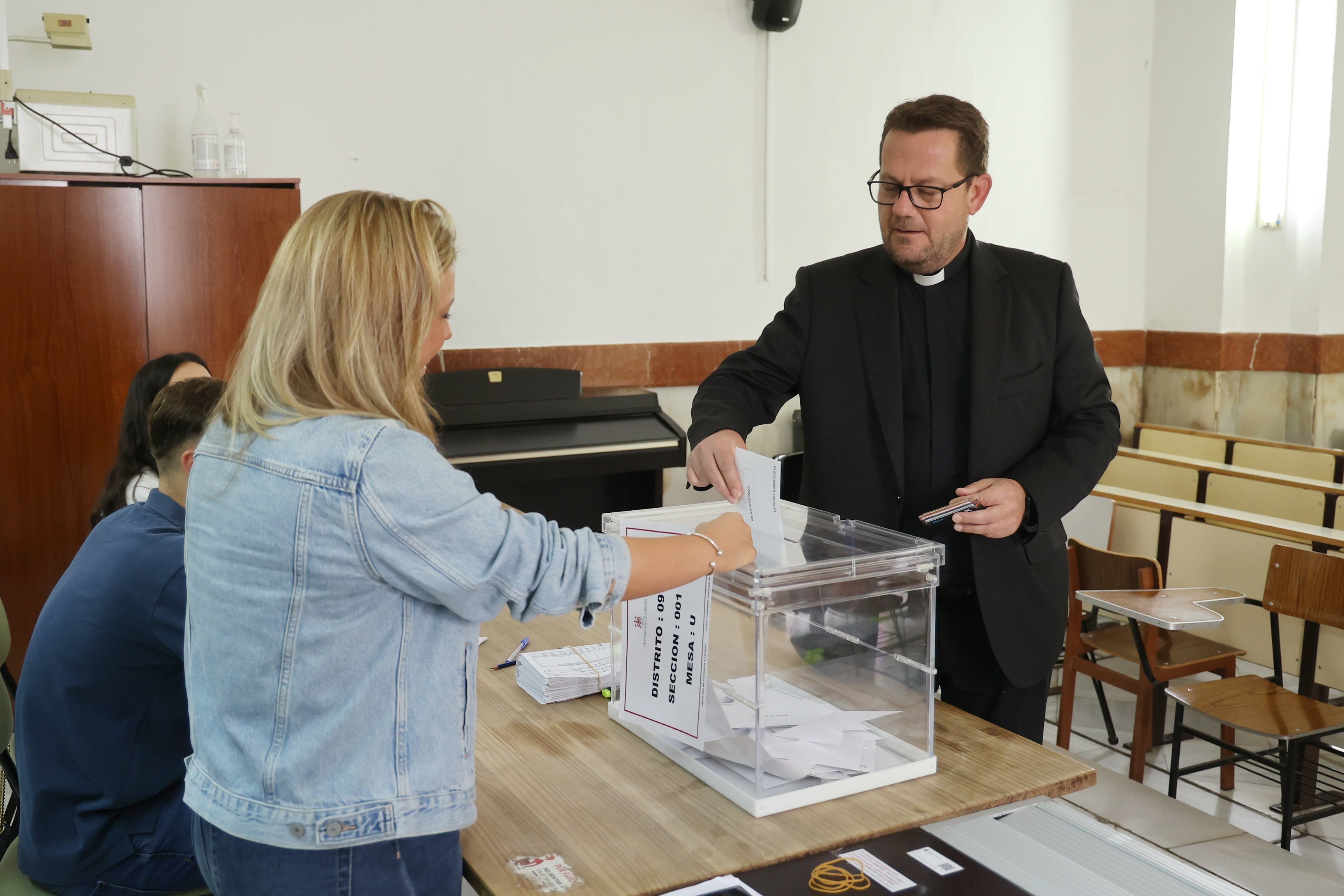 Así votan los cordobeses en los colegios electorales, en imágenes