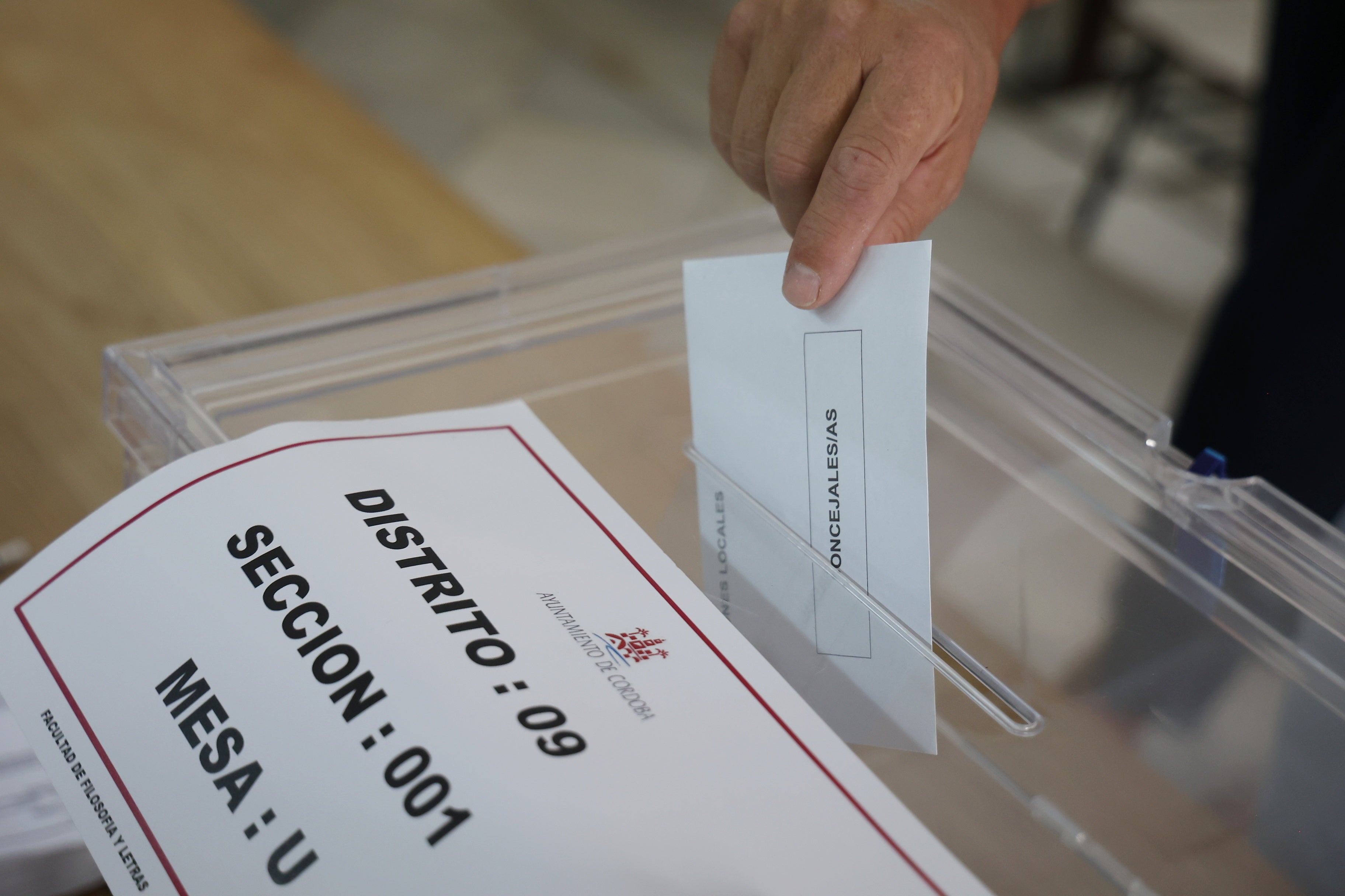 Así votan los cordobeses en los colegios electorales, en imágenes