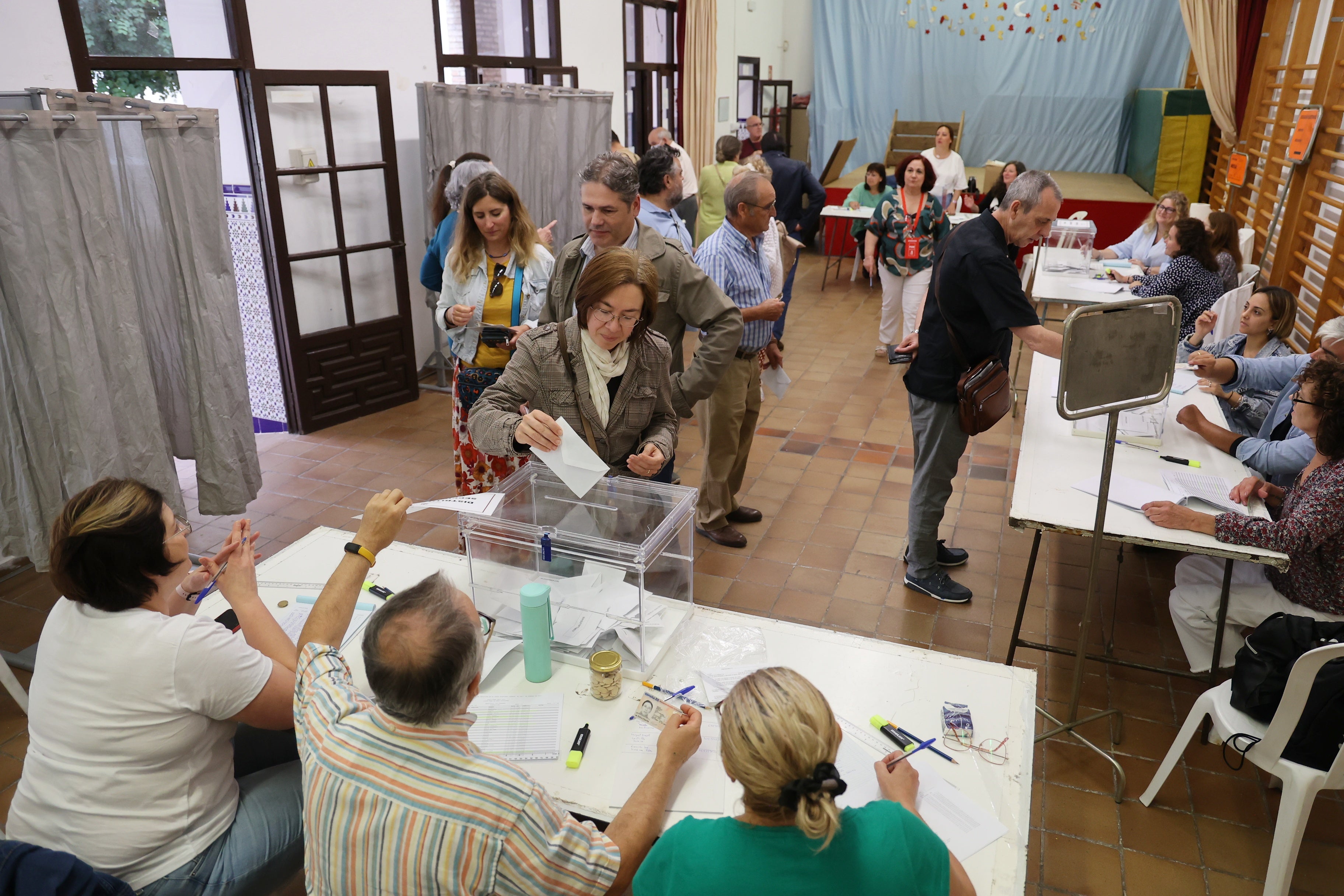 Así votan los cordobeses en los colegios electorales, en imágenes
