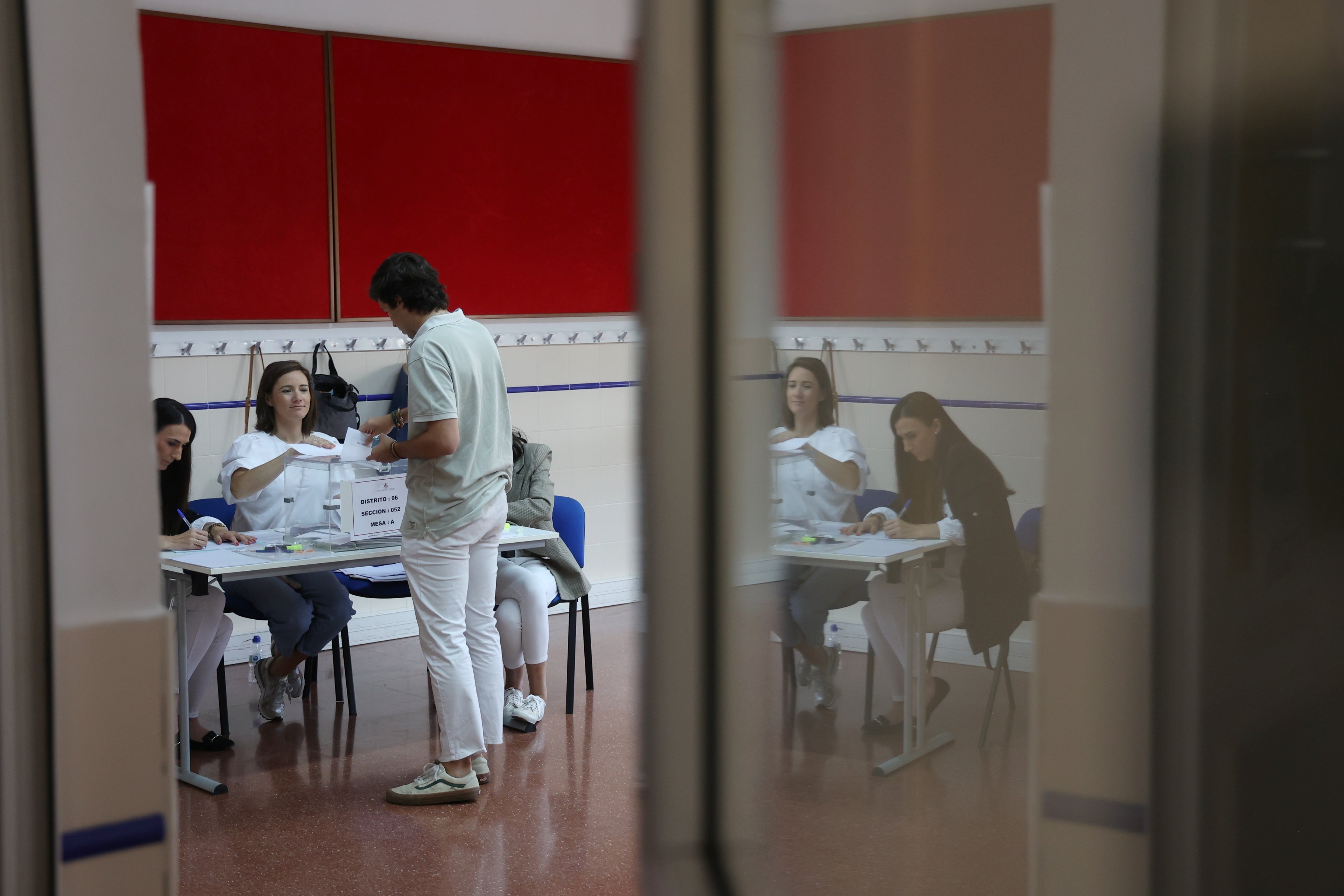 Así votan los cordobeses en los colegios electorales, en imágenes