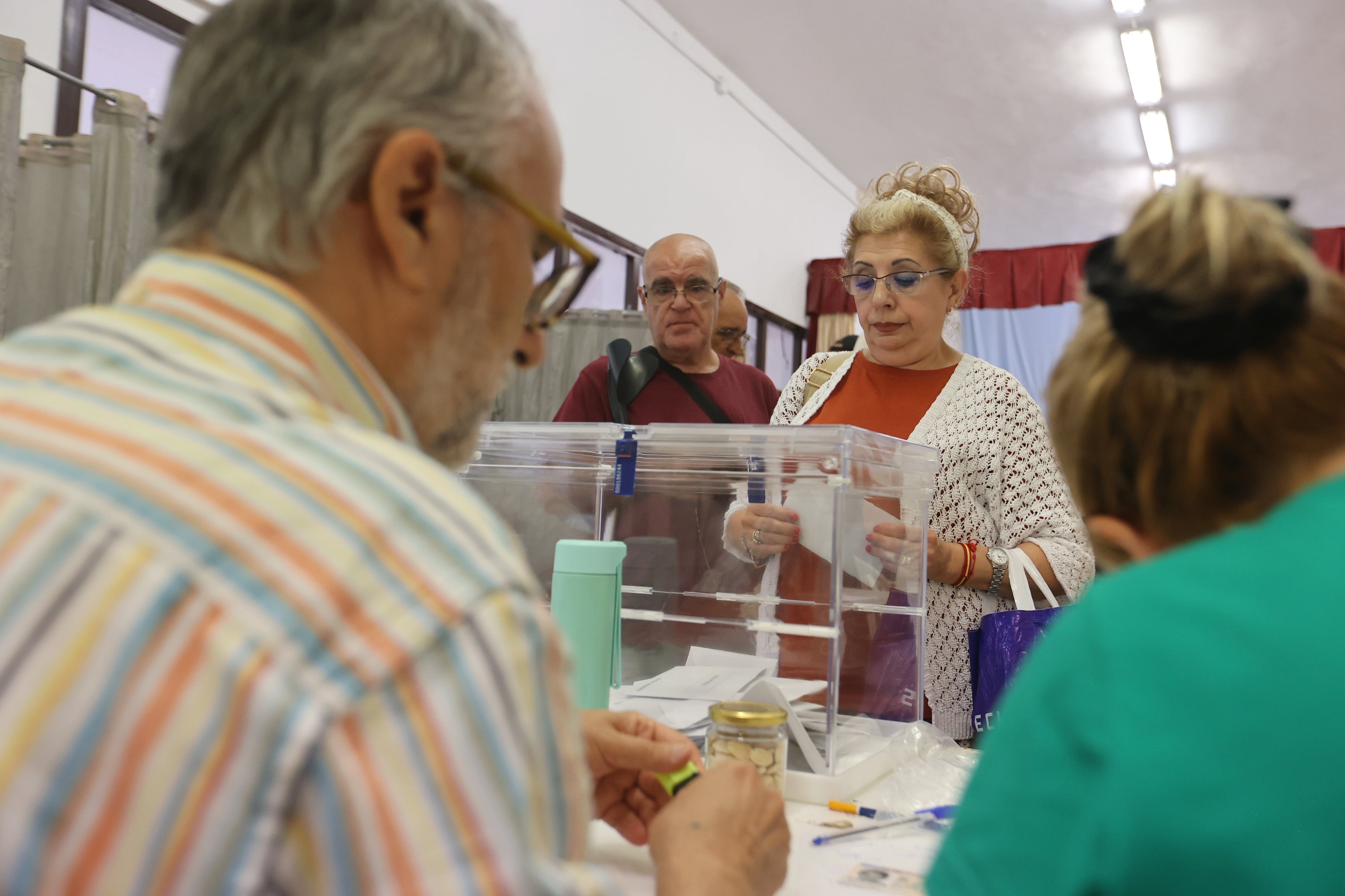 Así votan los cordobeses en los colegios electorales, en imágenes