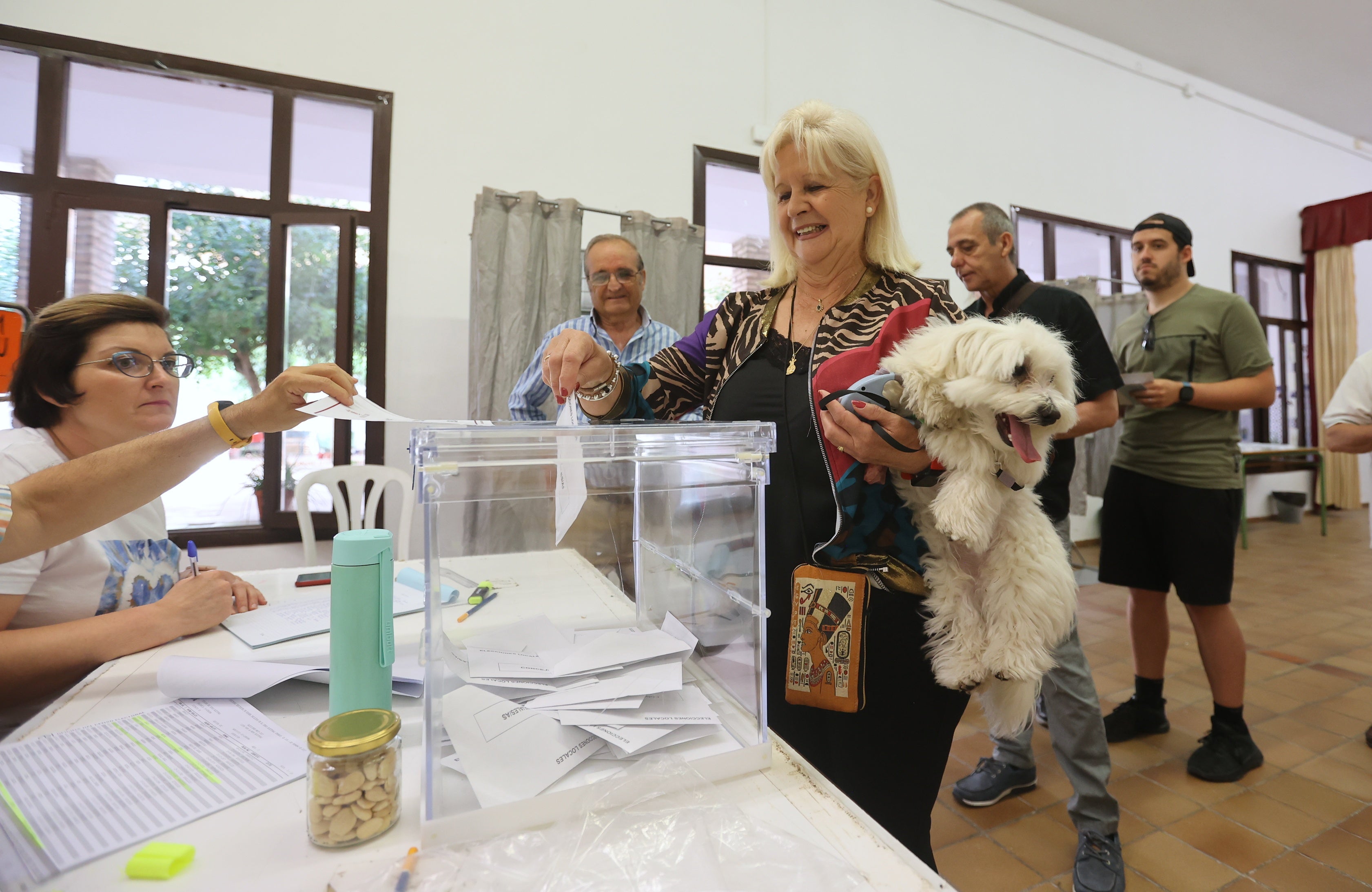 Así votan los cordobeses en los colegios electorales, en imágenes