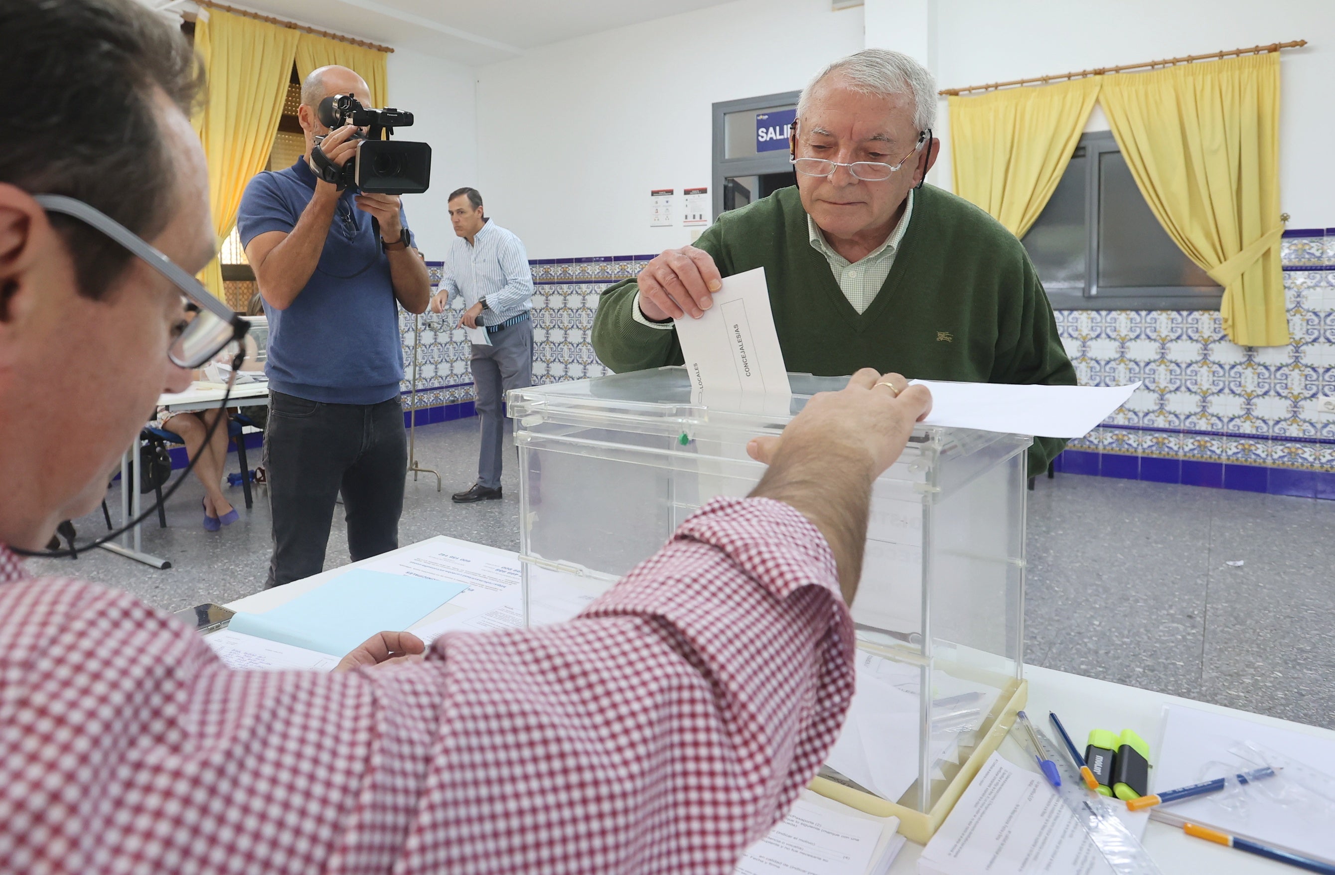 Así votan los cordobeses en los colegios electorales, en imágenes
