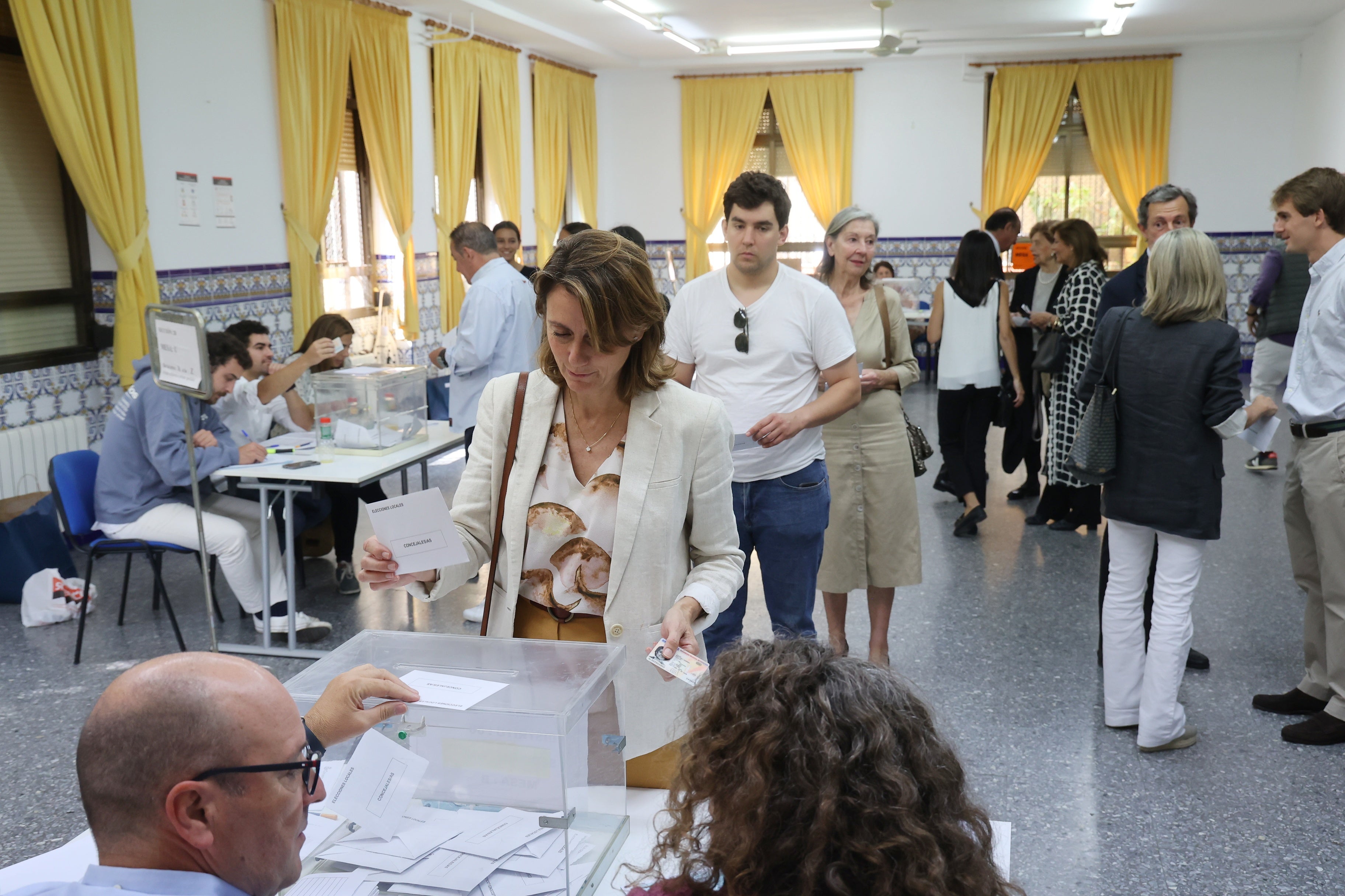 Así votan los cordobeses en los colegios electorales, en imágenes