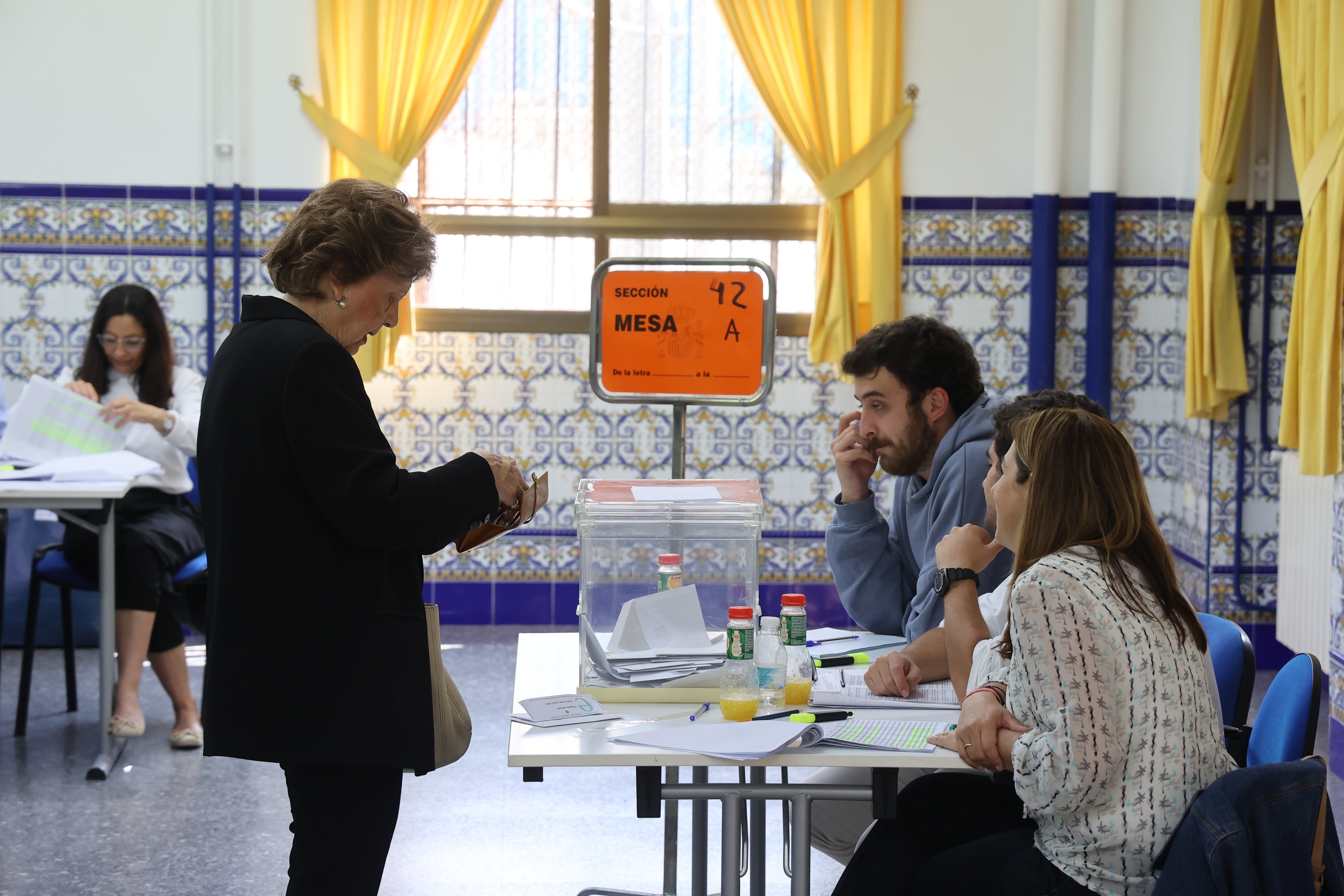 Así votan los cordobeses en los colegios electorales, en imágenes