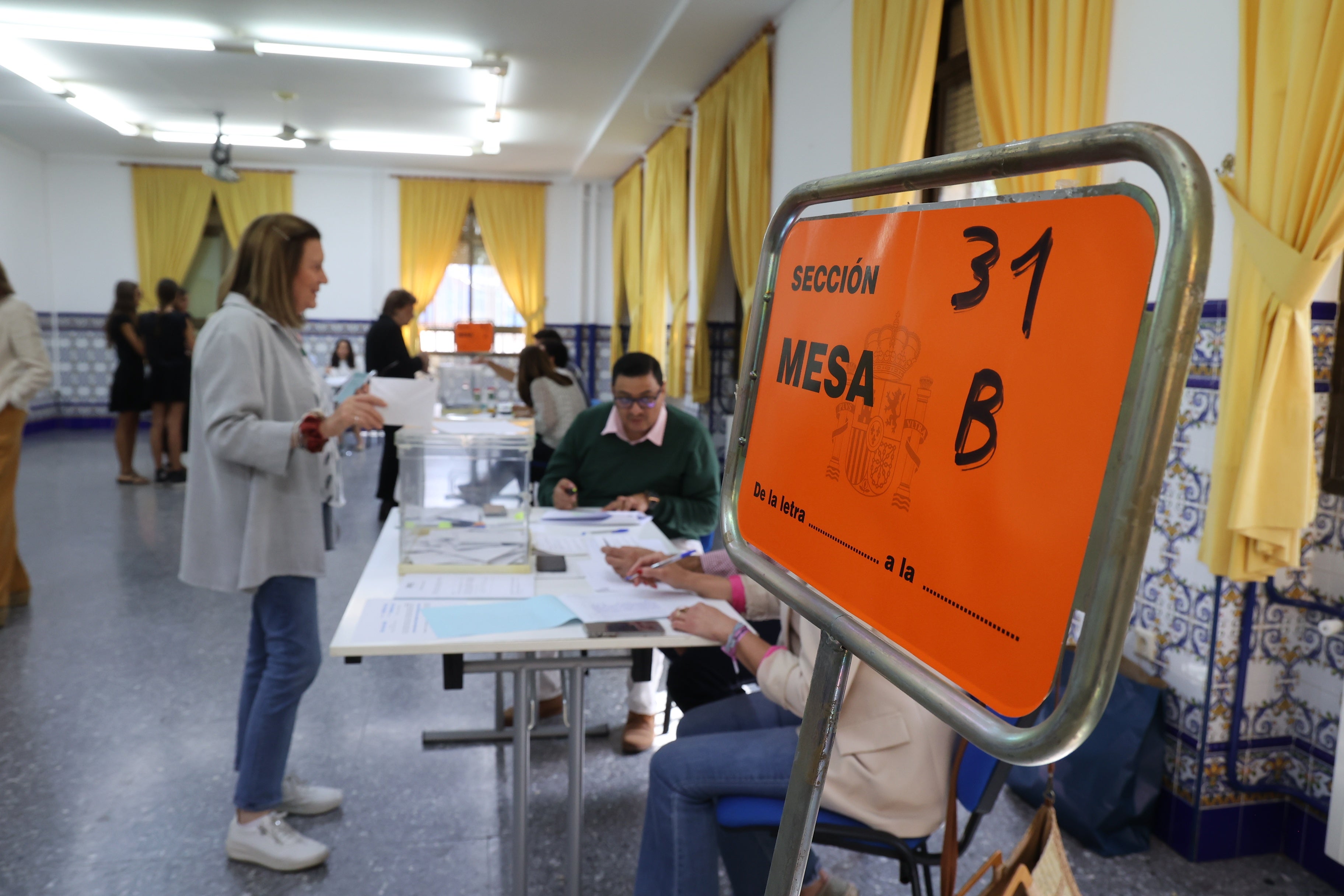 Así votan los cordobeses en los colegios electorales, en imágenes