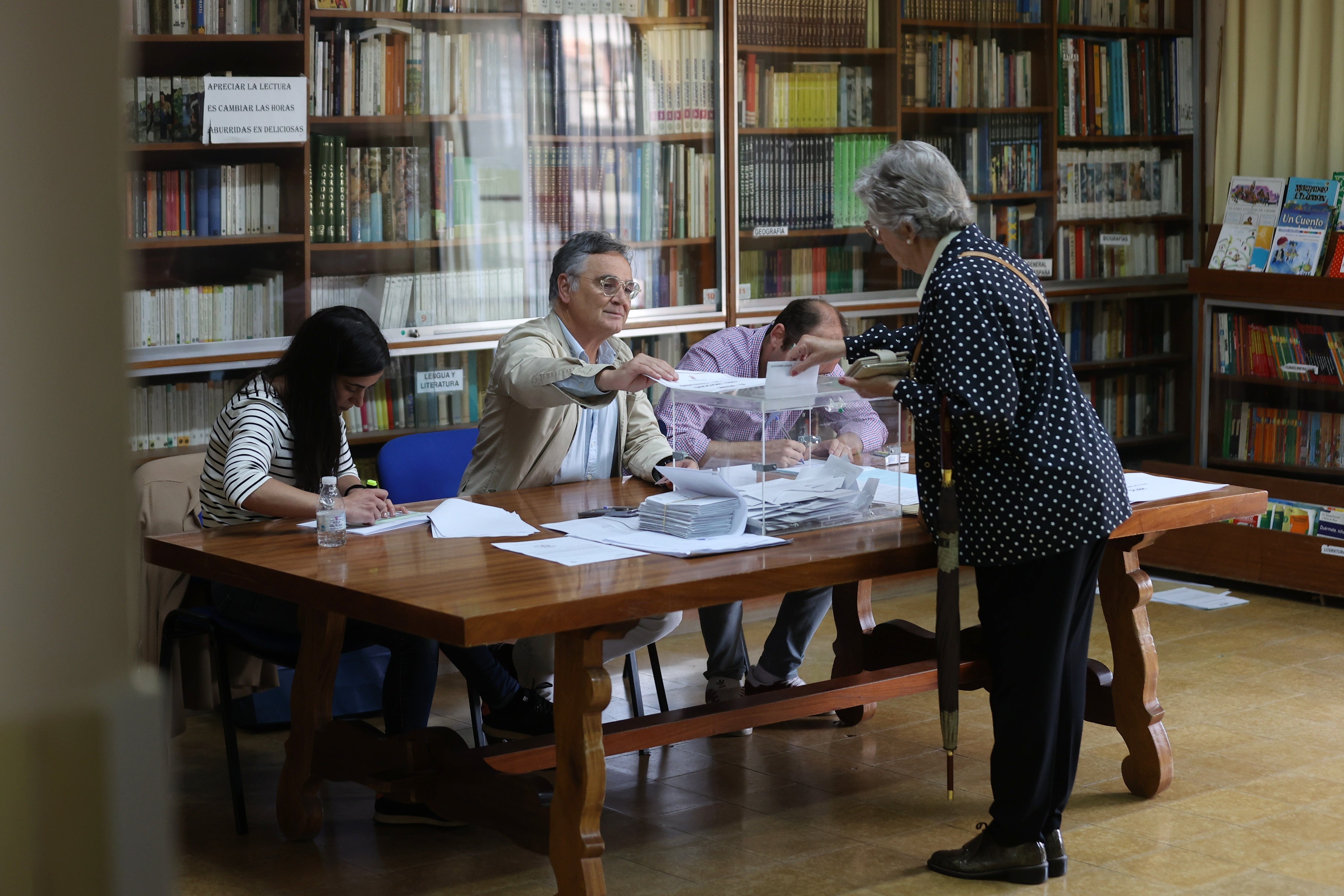 Así votan los cordobeses en los colegios electorales, en imágenes