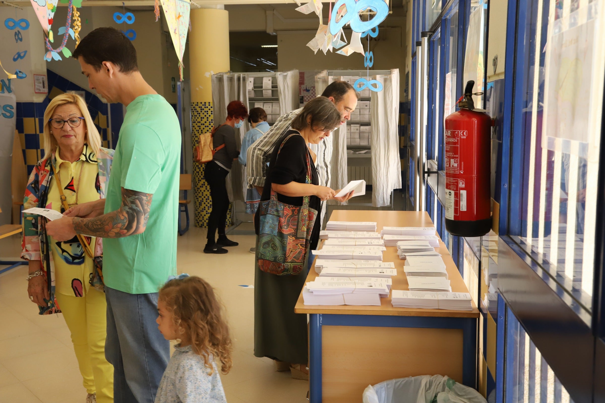 Así votan los cordobeses en los colegios electorales, en imágenes
