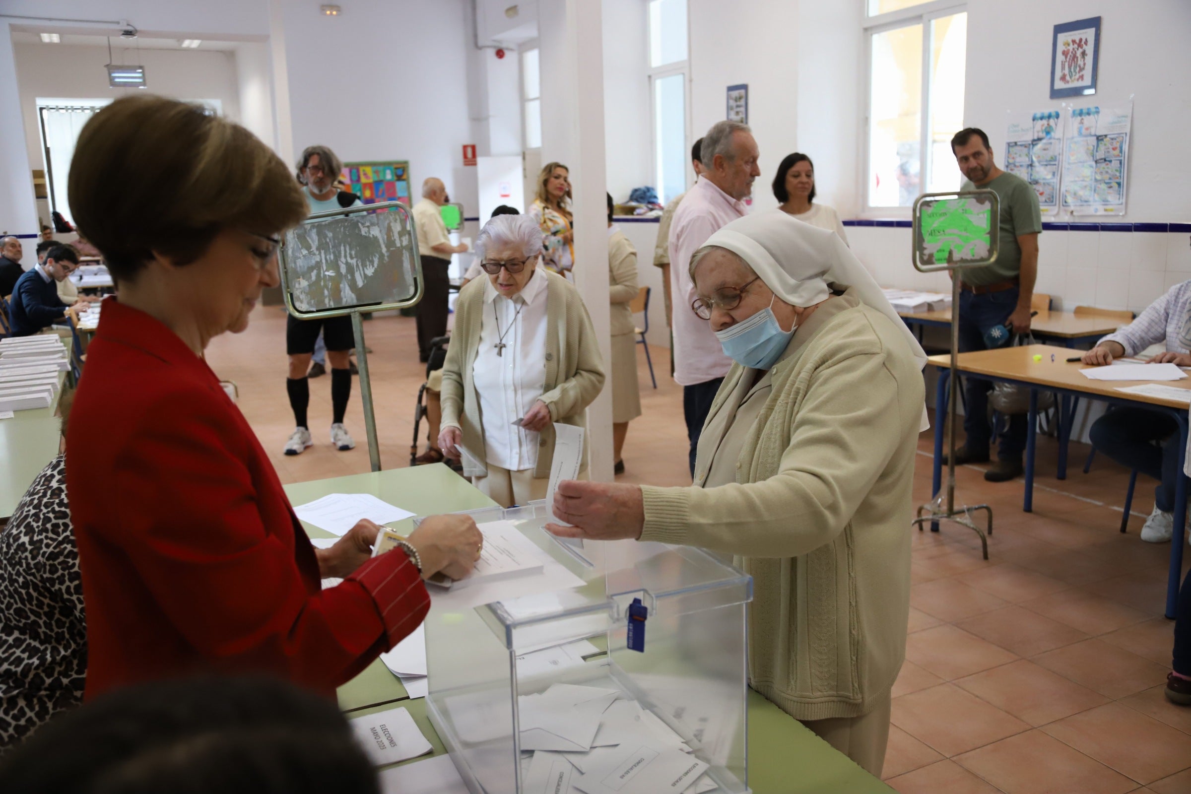 Así votan los cordobeses en los colegios electorales, en imágenes