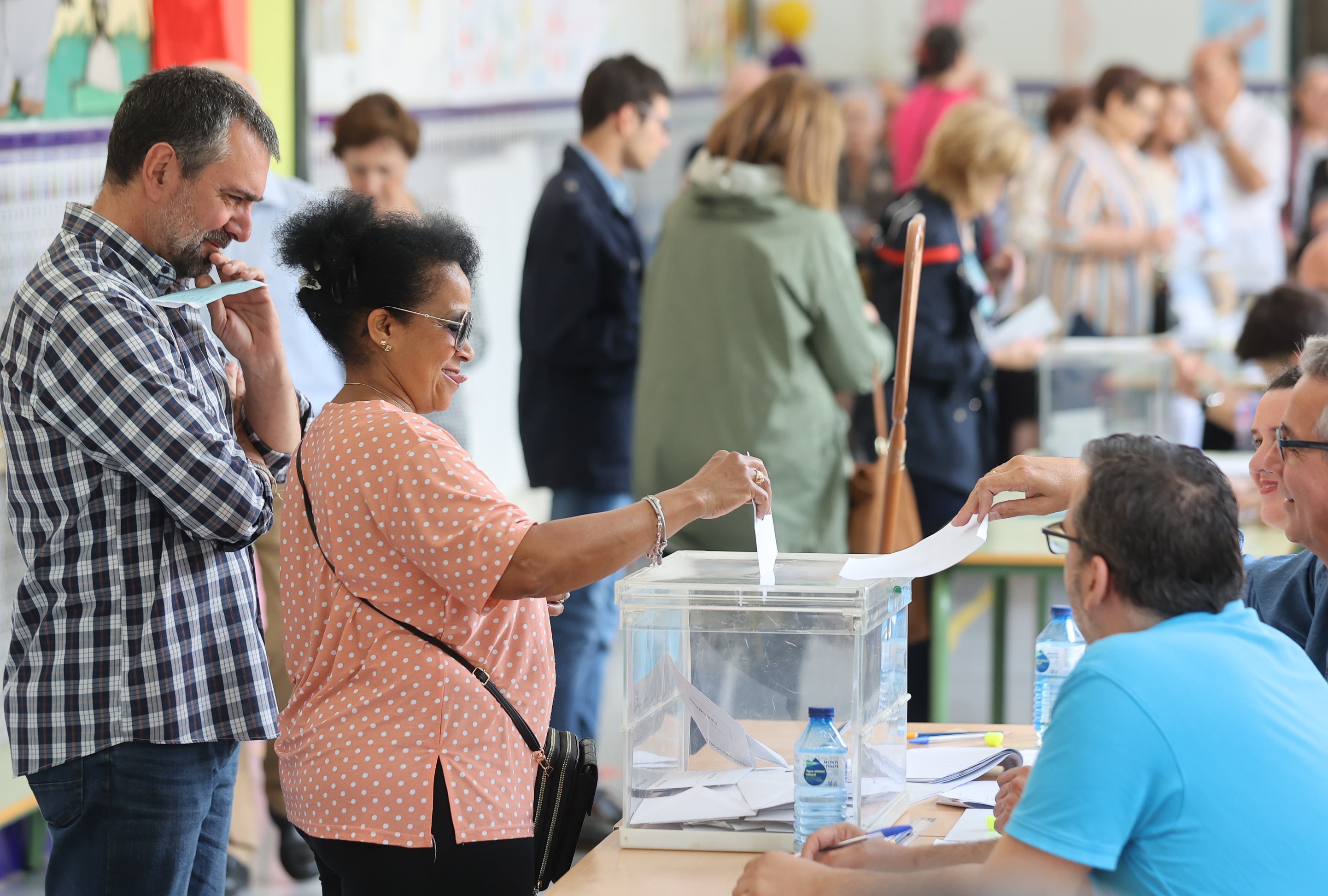Así votan los cordobeses en los colegios electorales, en imágenes