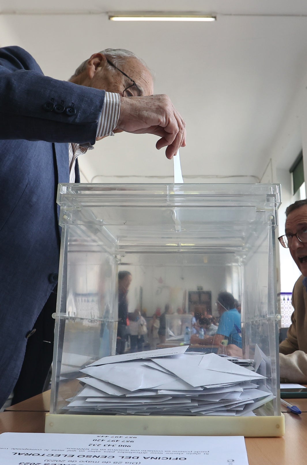 Así votan los cordobeses en los colegios electorales, en imágenes