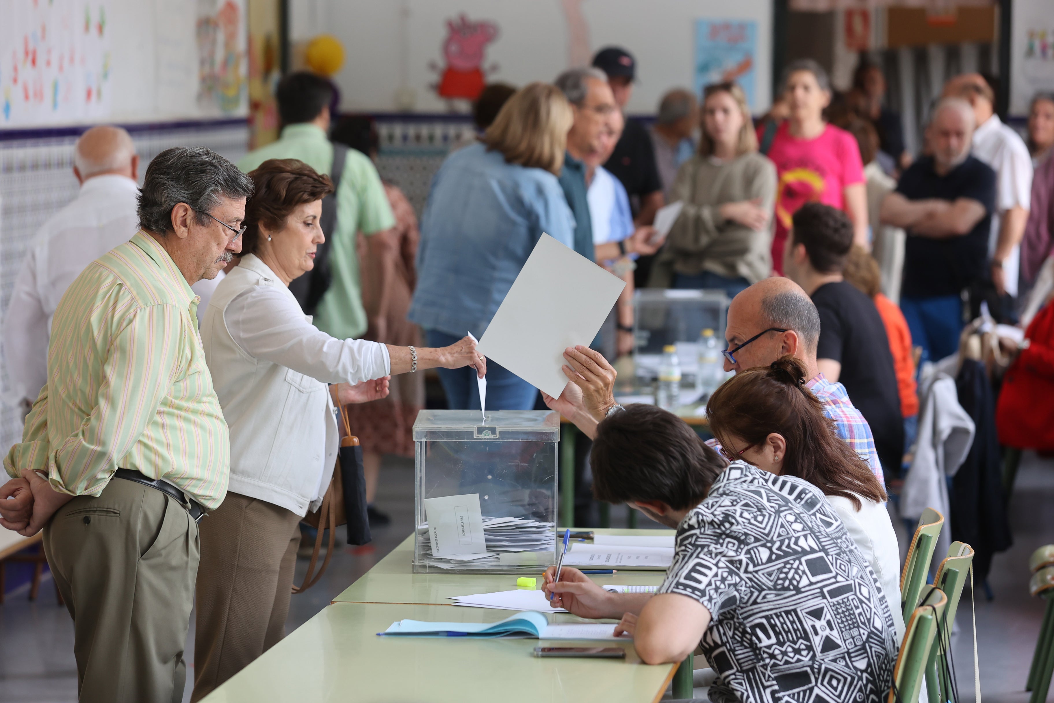 Así votan los cordobeses en los colegios electorales, en imágenes