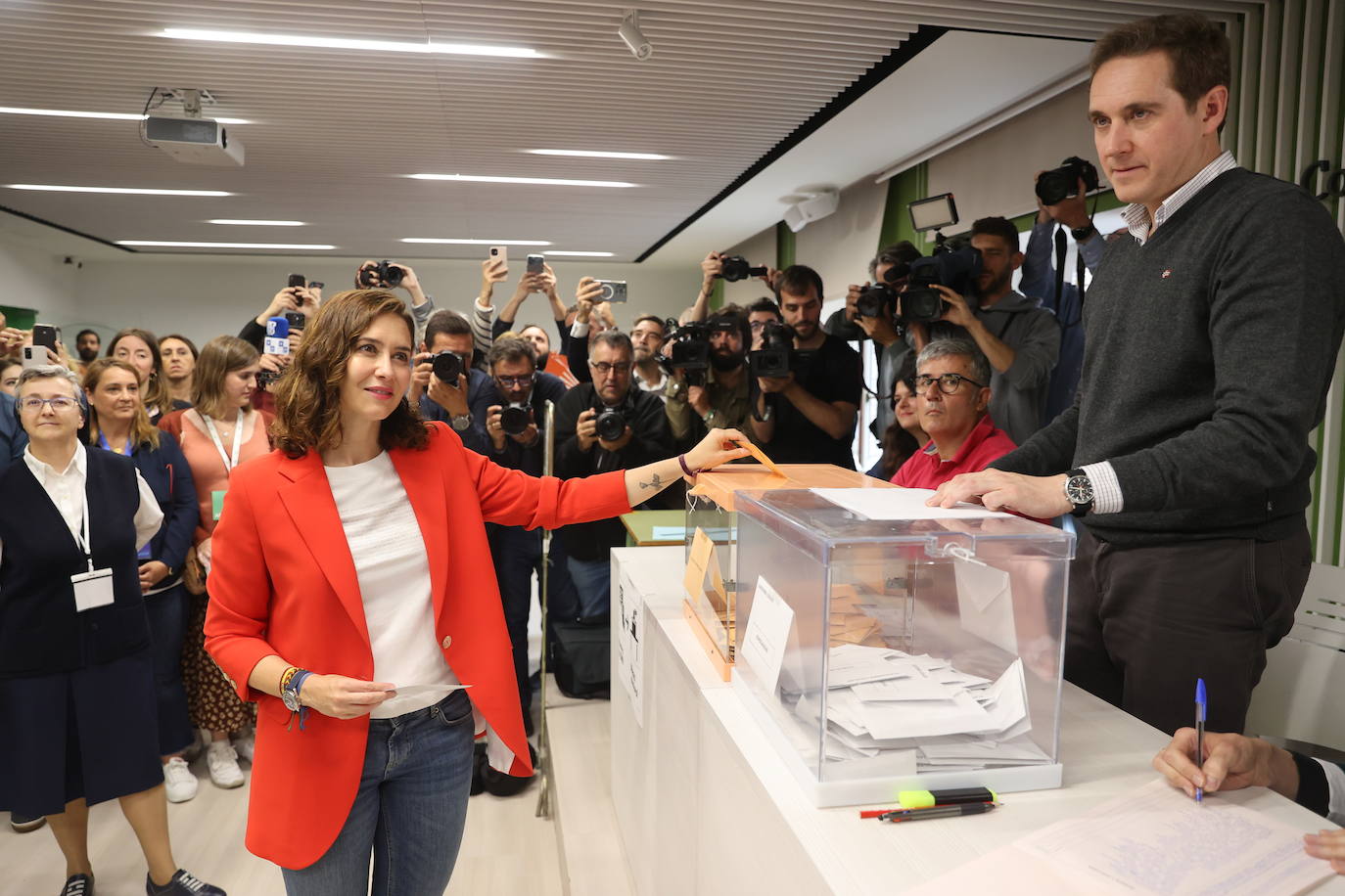 La actual presidenta de la Comunidad de Madrid, Isabel Díaz Ayuso, quien aspira a la reelección en el cargo como candidata del PP, ha acudido a ejercer su voto, este domingo 
