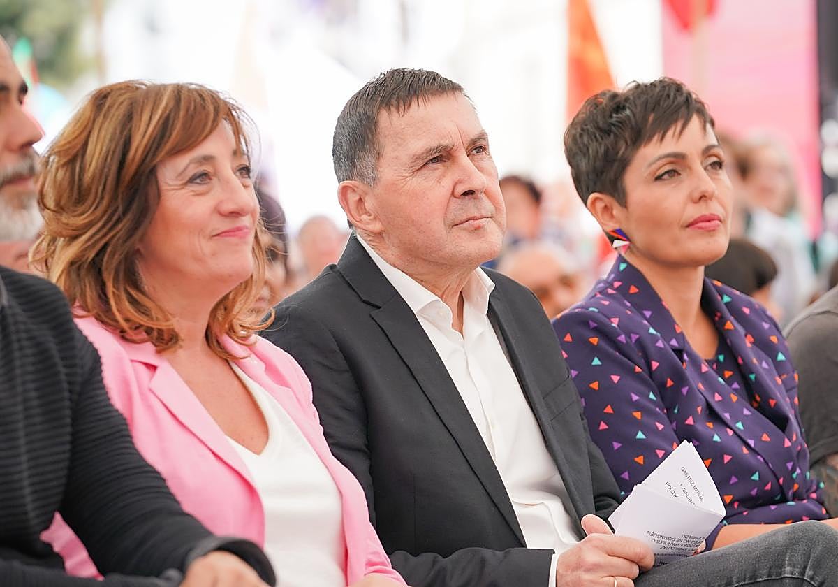 El coordinador general de EH Bildu, Arnaldo Otegi; la candidata de la formación a la Diputación General de Álava, Eva López de Arroyabe; y la candidata de la formación a la Alcaldía de Vitoria-Gasteiz, Rocío Vitero