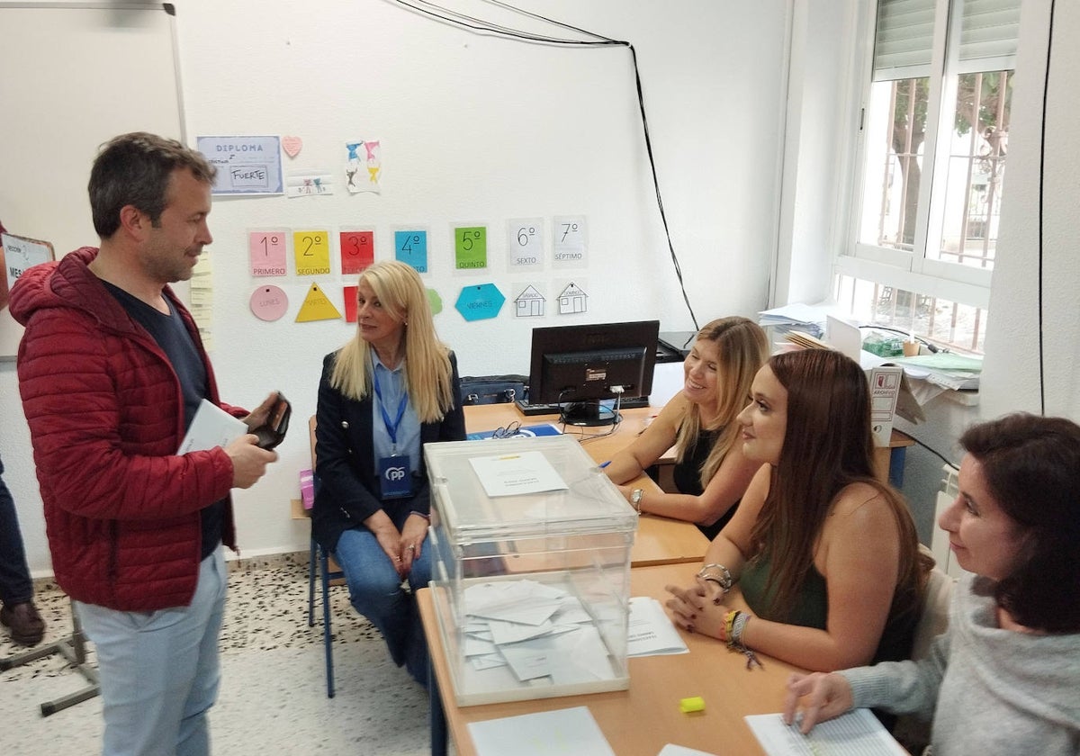 El candidato del PSOE al Ayuntamiento de Jaén, Julio Millán, en el momento de votar este domingo