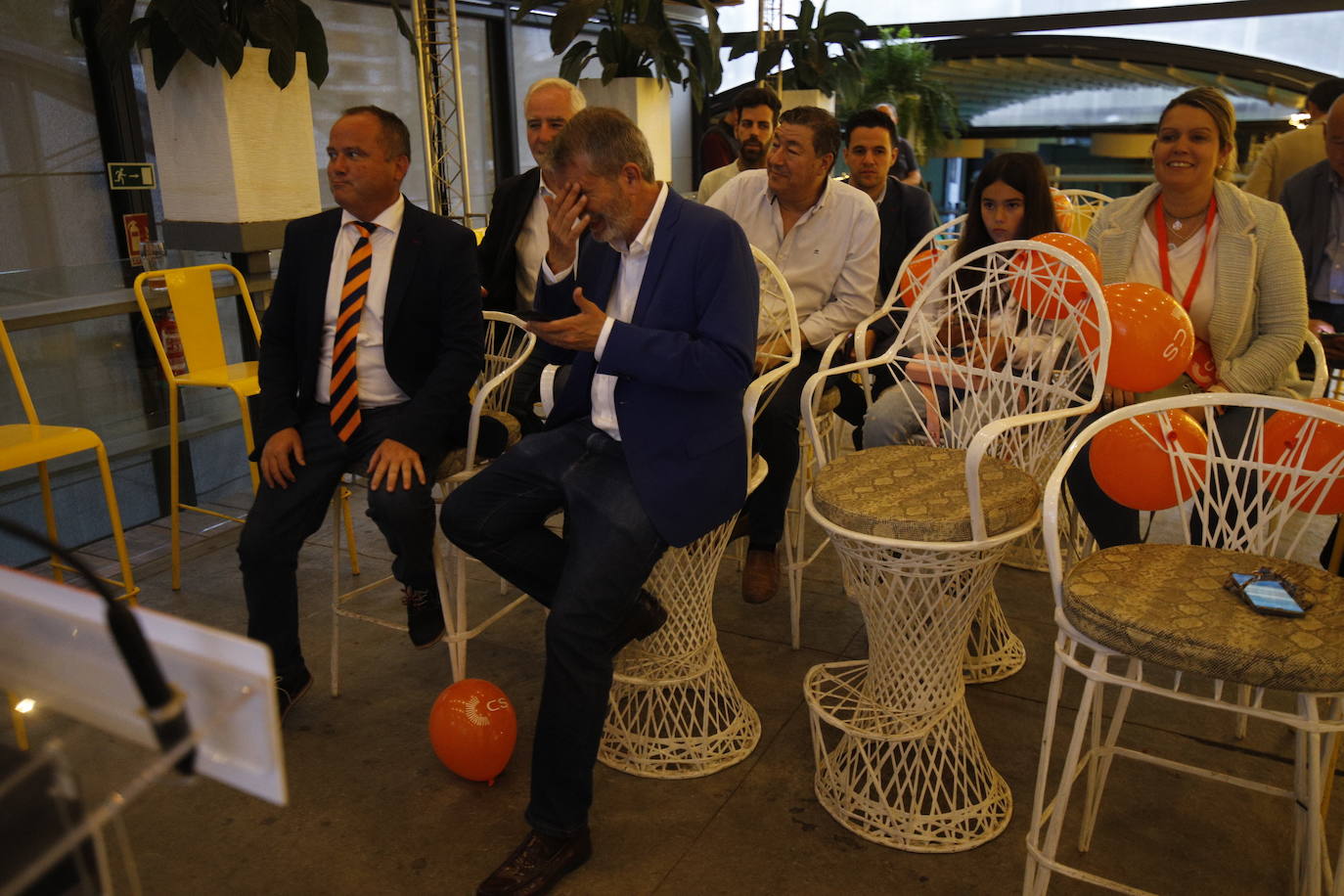 El ambiente electoral en la sede de Cs, en imágenes