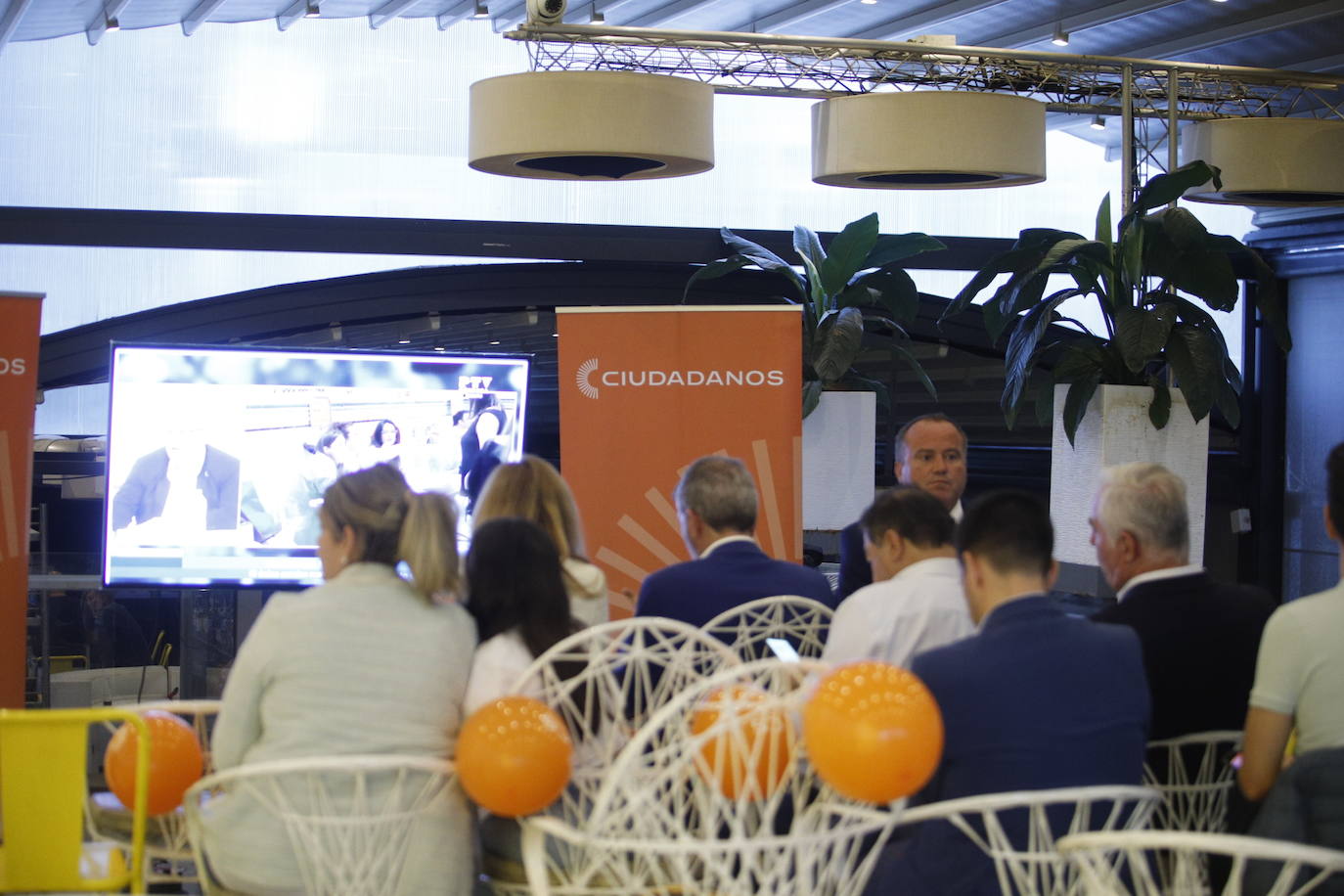 El ambiente electoral en la sede de Cs, en imágenes