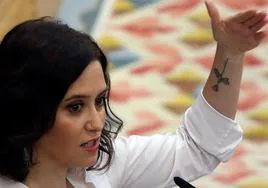 ¿Qué es y qué significa el tatuaje que lleva en el brazo Isabel Díaz Ayuso?