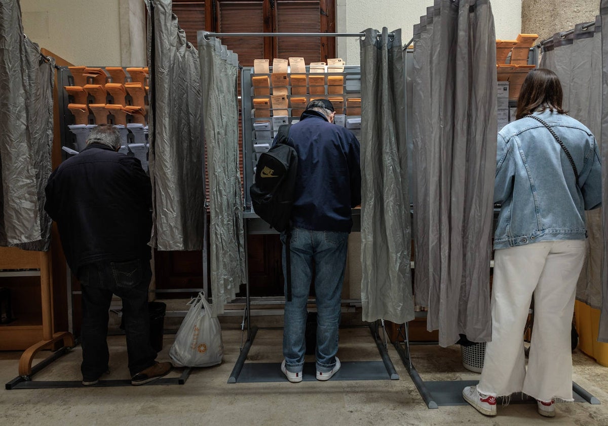 Imagen de archivo de un colegio electoral en Valencia