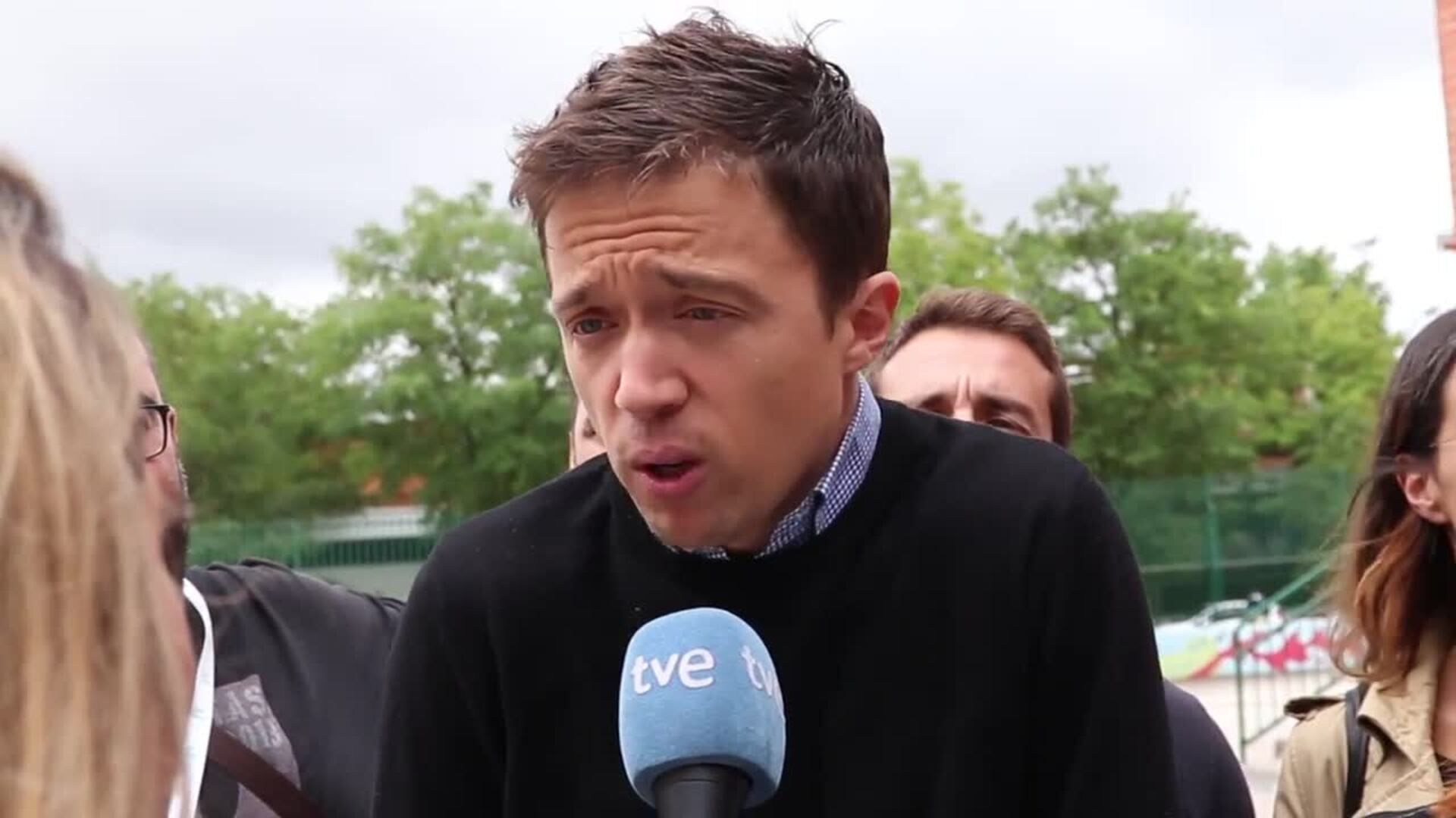 El líder de Más País, Íñigo Errejón, ha celebrado la buena acogida de las elecciones entre el electorado desde el CP El Quijote de Vallecas, donde le correspondía votar