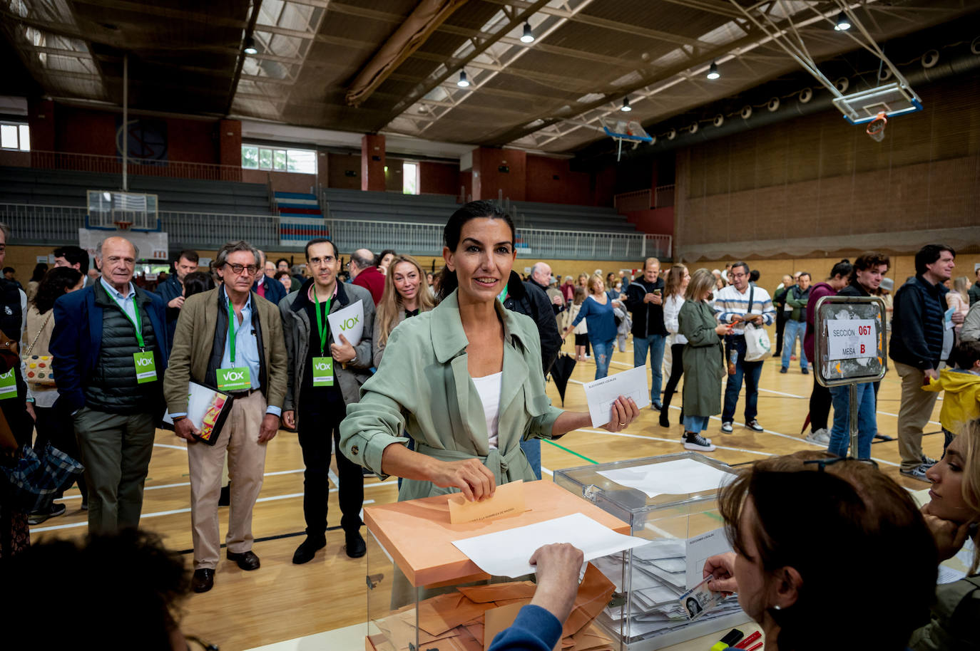La candidata de Vox a la Presidencia de la Comunidad de Madrid, Rocío Monasterio, ejerce su derecho al voto en un colegio electoral de Madrid