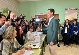 Juanma Moreno vota en Málaga y anima a la participación: «Estas elecciones son trascendentales»