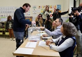 El alcalde de Valladolid olvida el DNI y tiene que esperar unos minutos para votar