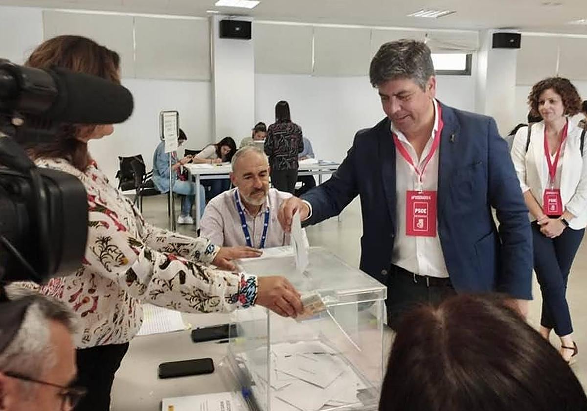 El alcalde de Montilla, Rafael Llamas, votando este domingo