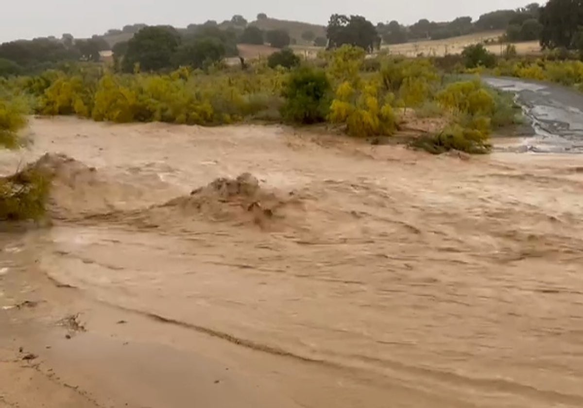 Torrente de agua por el arroyo de la urbanización Valparaíso, que habitualmente está seco