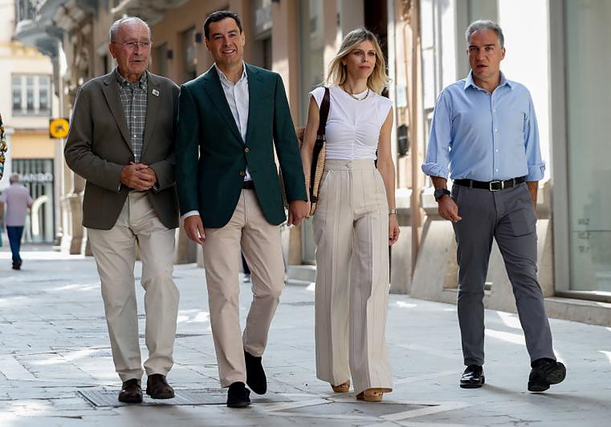 El presidente andaluz, Juanma Moreno, acompañado por su esposa, por el alcalde de Málaga, Francisco de la Torre, y Bendodo