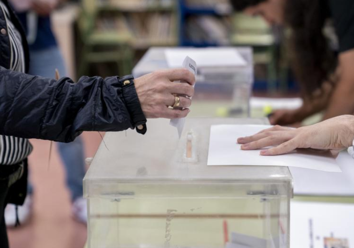 Un votante ejerce su voto en foto de archivo