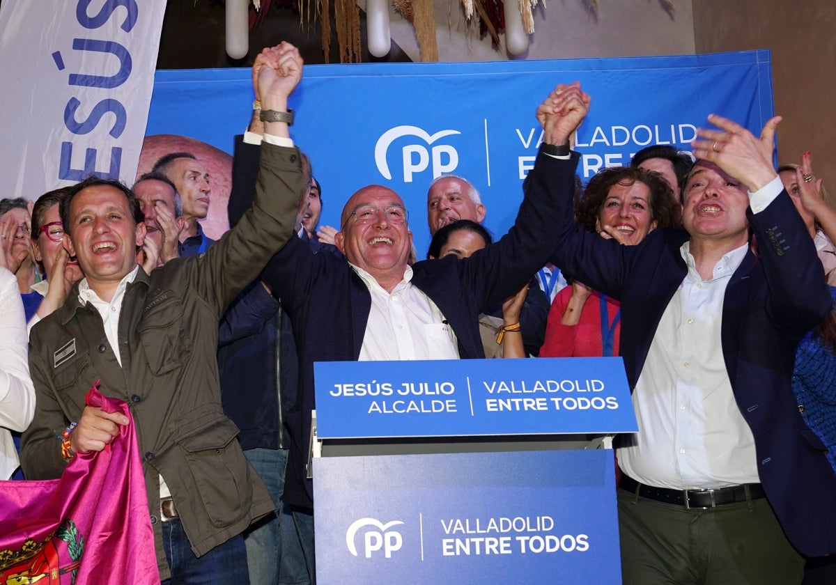 Conrado Íscar, en la celebración de la noche electoral junto a Carnero y Mañueco