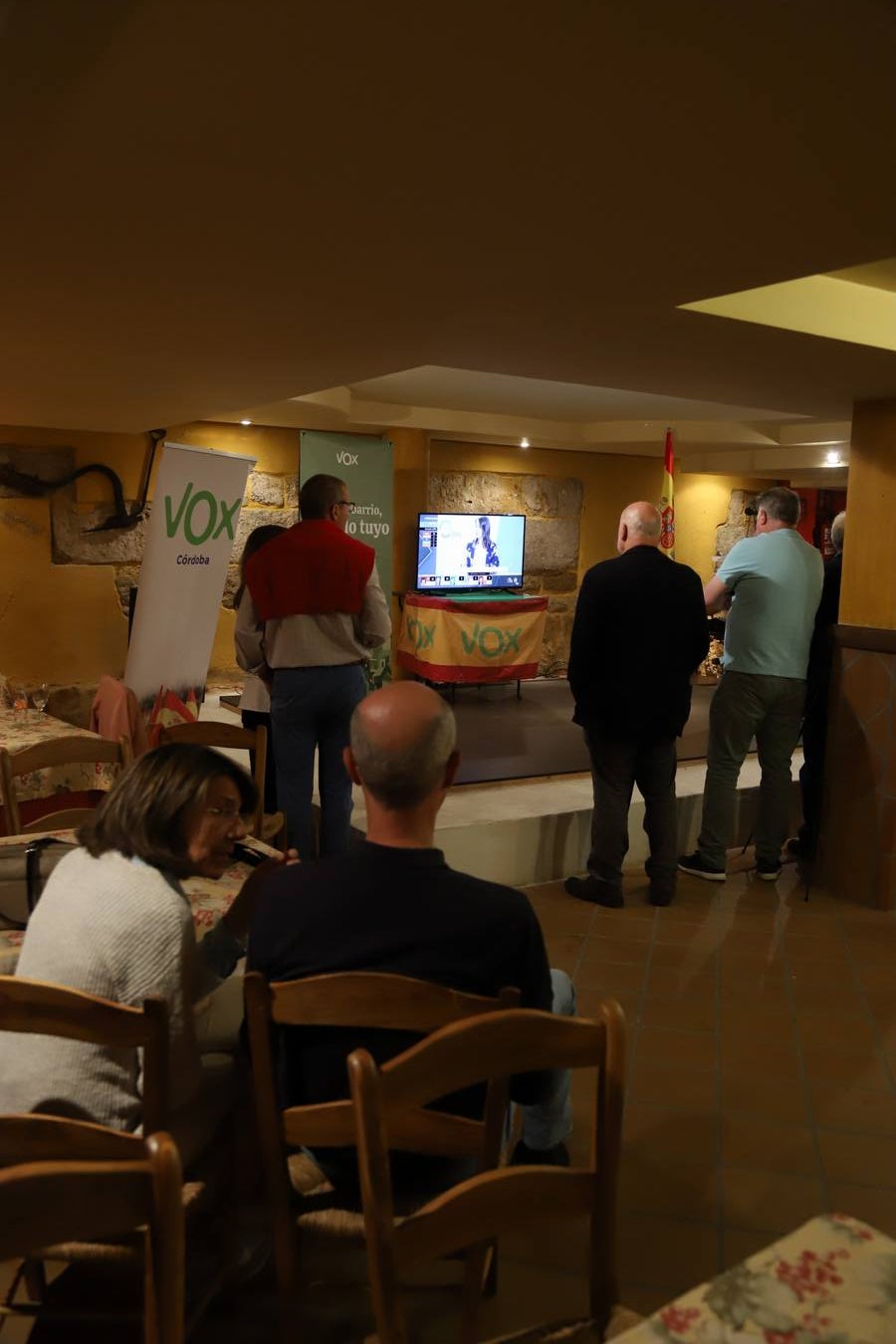 El ambiente en la sede de Vox de Córdoba, en imágenes