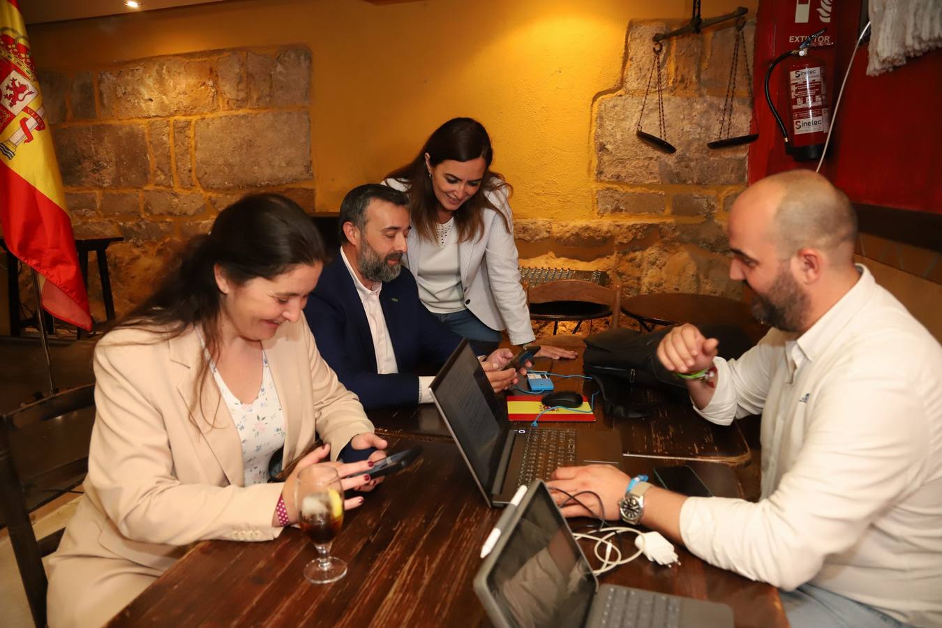 El ambiente en la sede de Vox de Córdoba, en imágenes