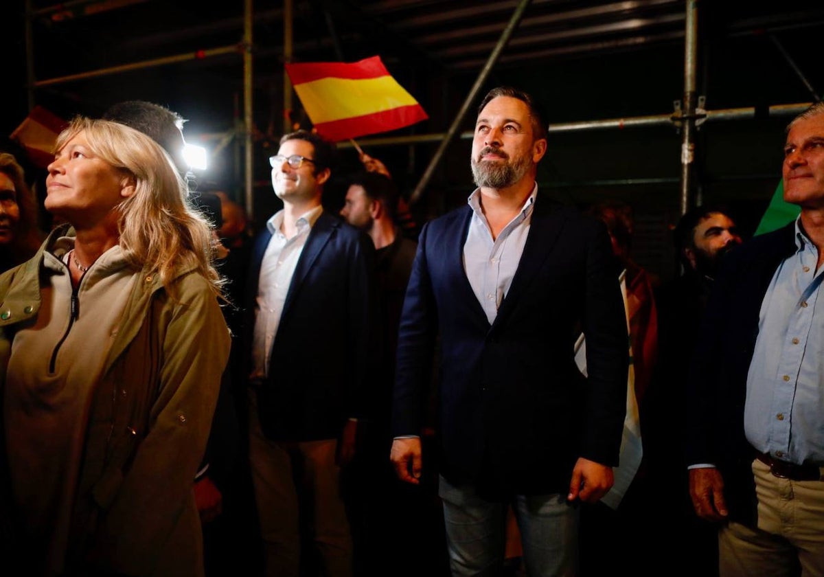 El presidente de Vox, Santiago Abascal, escucha el himno de España, frente a la sede nacional de su partido, tras valorar los resultados del 28M