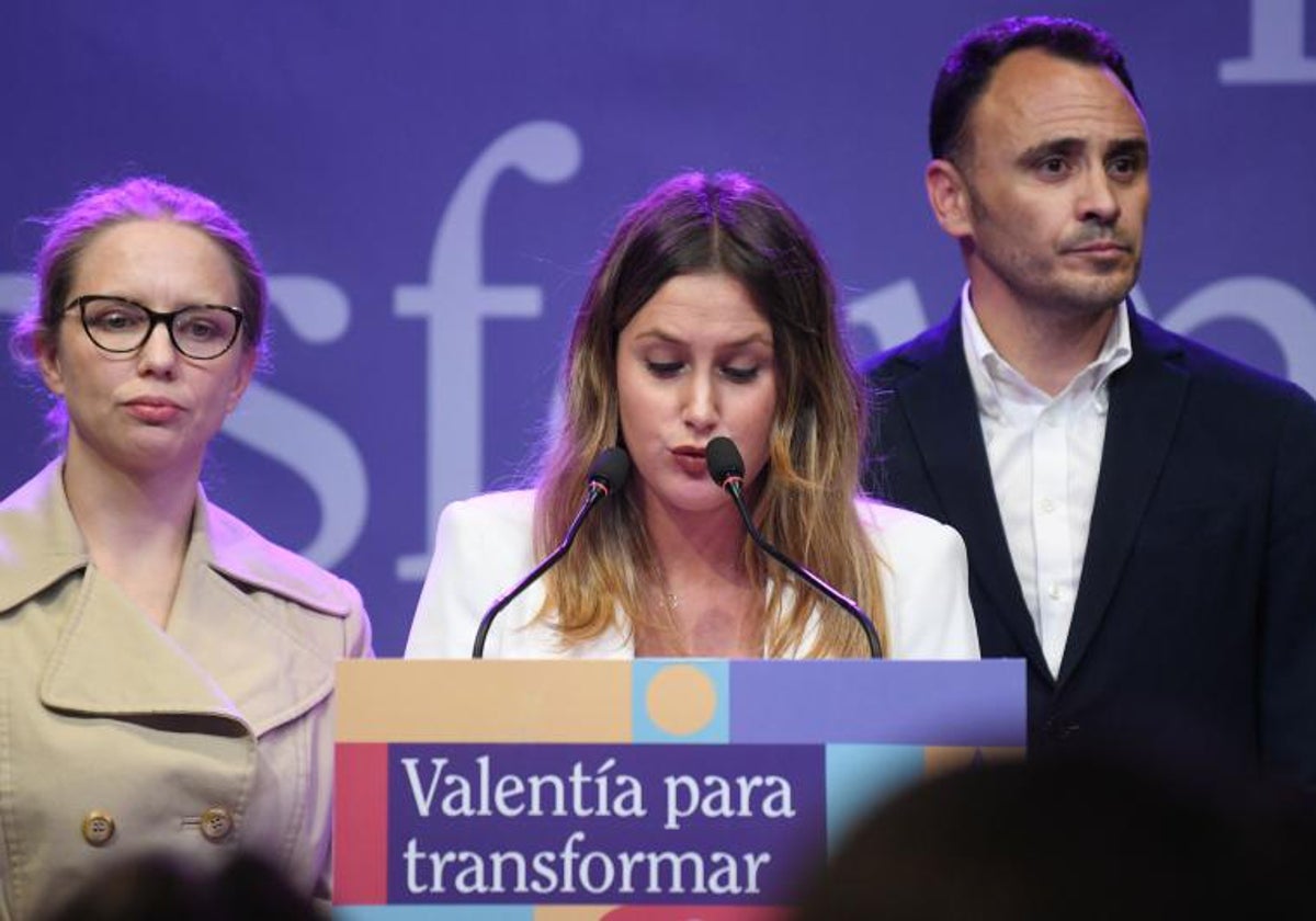 La candidata de Podemos a la Presidencia de la Comunidad de Madrid, Alejandra Jacinto, comparece en una rueda de prensa junto al candidato a la Alcaldía, Roberto Sotomayor, durante el seguimiento de la jornada electoral en la sede de Podemos, a 28 de mayo