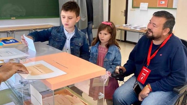 El alcalde y candidato socialista de La Roda vota con sus hijos en la jornada del 28 de mayo