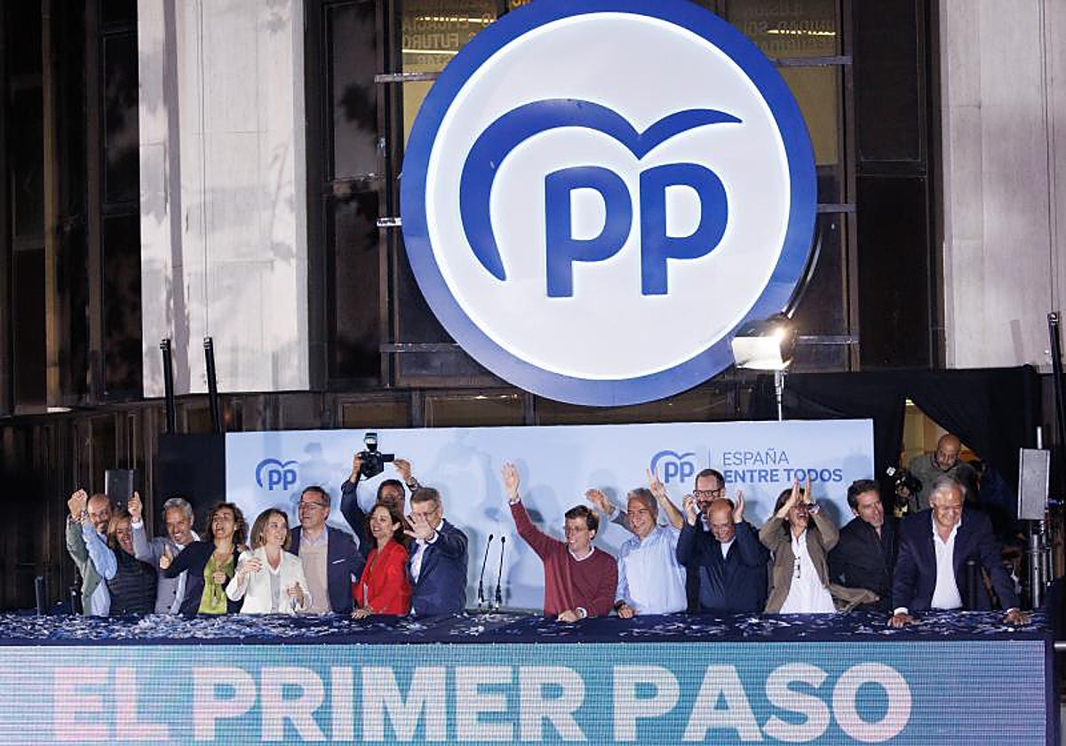 Los principales dirigentes del PP, ayer, celebran la victoria en el balcón de Génova