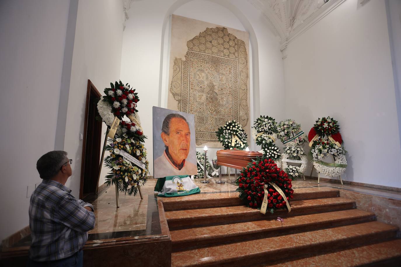 La capilla ardiente del escritor Antonio Gala, en imágenes