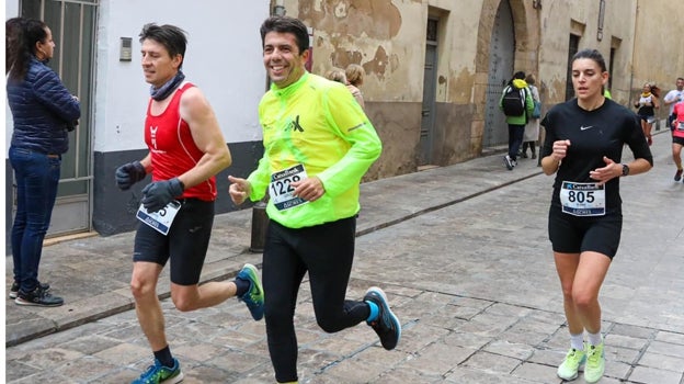 Carlos Mazón, en el centro, durante una carrera