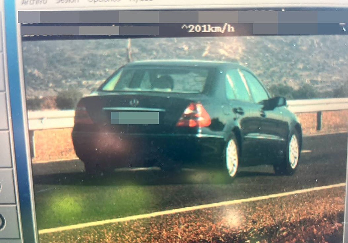 El turismo captado por el radar de una patrulla de la Guardia Civil