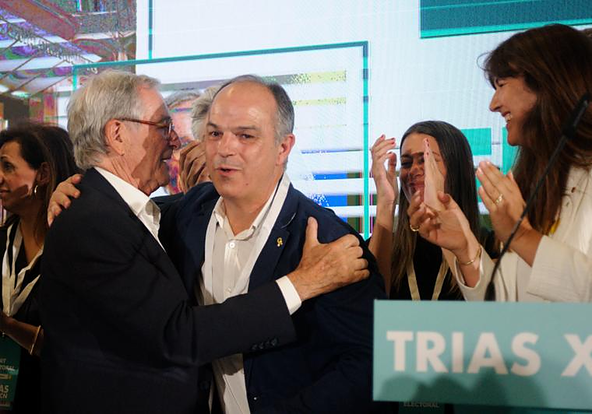 Jordi Turull, el domingo, saludando a Xavier Trias al lado de Laura Borràs, tras conocer el resultado electoral del 28M