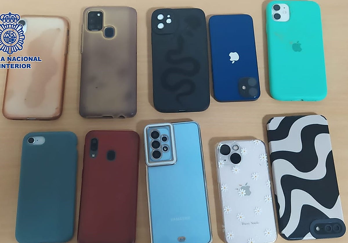 Los diez teléfonos móviles intervenidos a la mujer detenida por la Policía en  la Feria de Córdoba