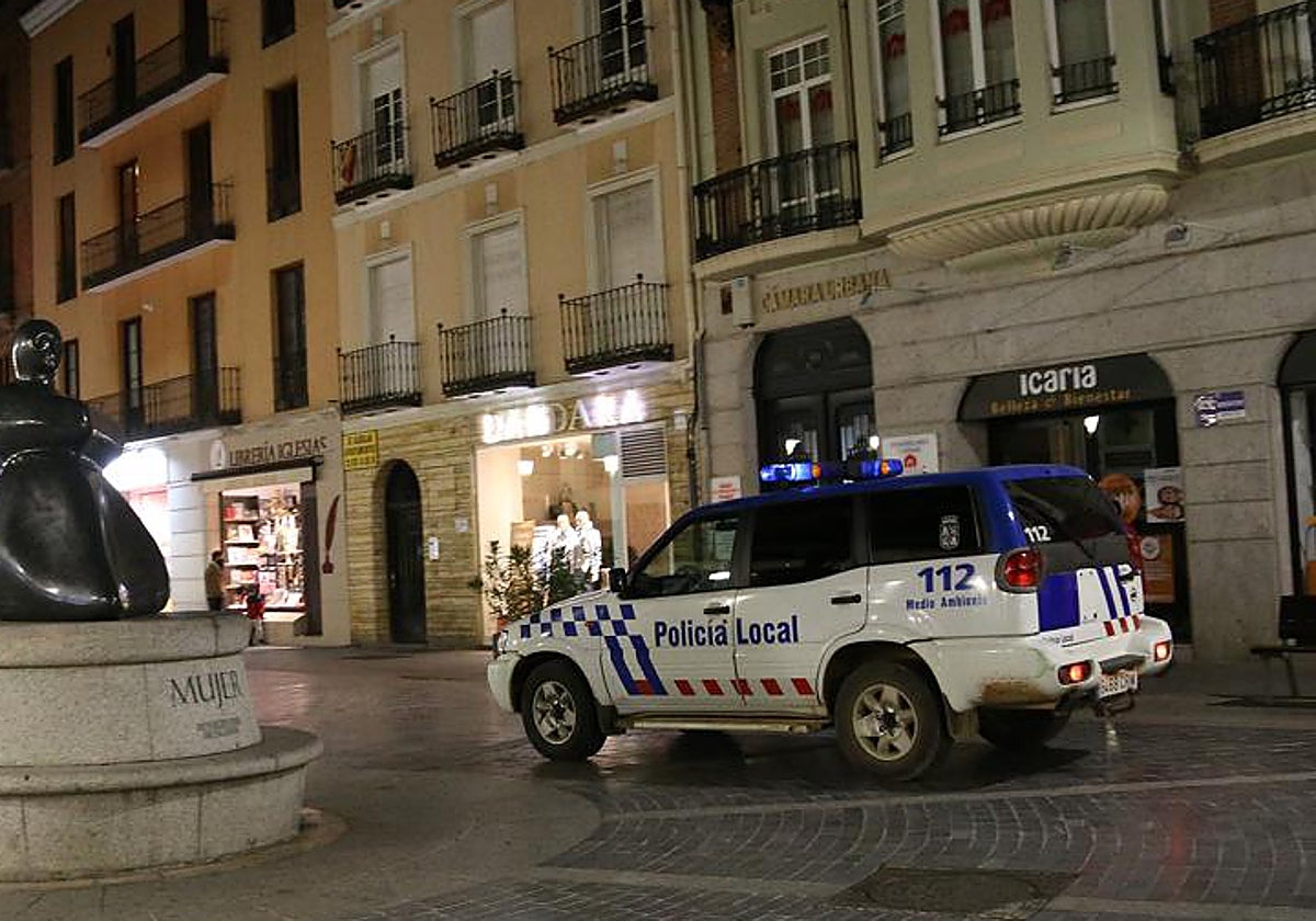 Un vehículo de la Policía Local por las calles de Palencia