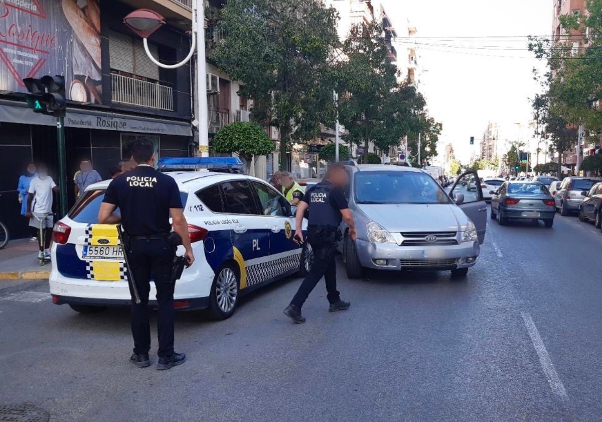 Imagen de archivo de una intervención de la Policía Local de Elche en una calle del casco urbano