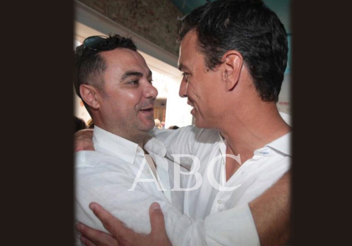 Juan Carlos Martínez, abrazando al presidente del Gobierno, Pedro Sánchez, en un acto del PSOE