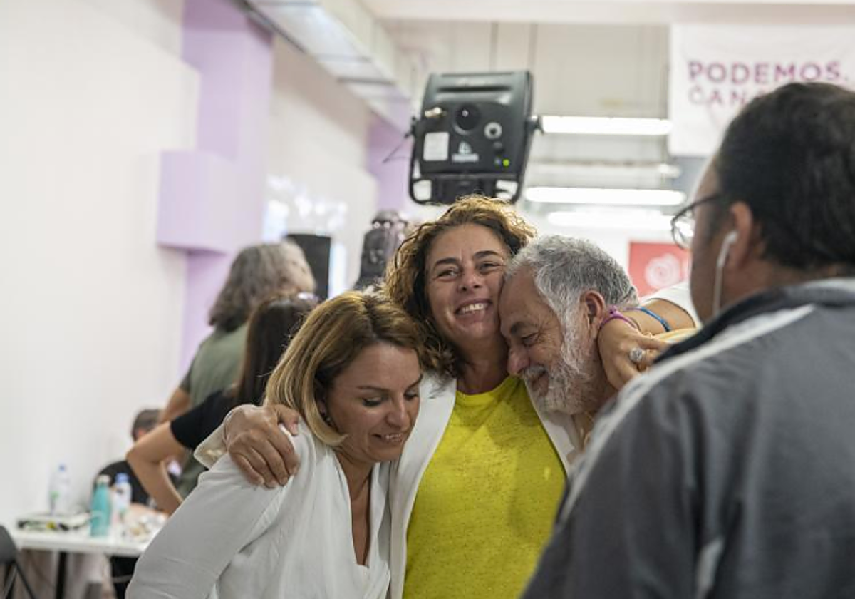 Las candidatas de Unidas Sí Podemos si abrazan en una noche electoral dura para la formación en Canarias