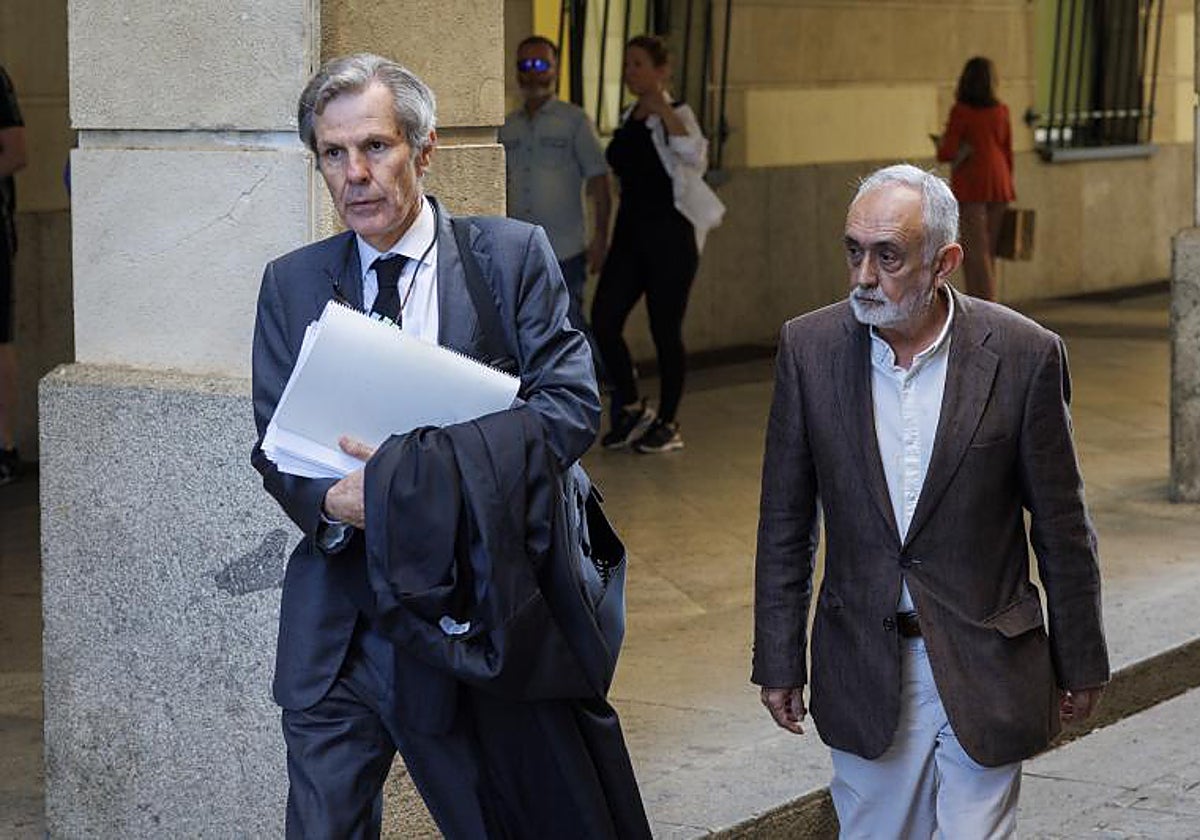 El exdirector de la fundación Faffe, Fernando Villén (derecha), este lunes con su abogado Adolfo Cuéllar
